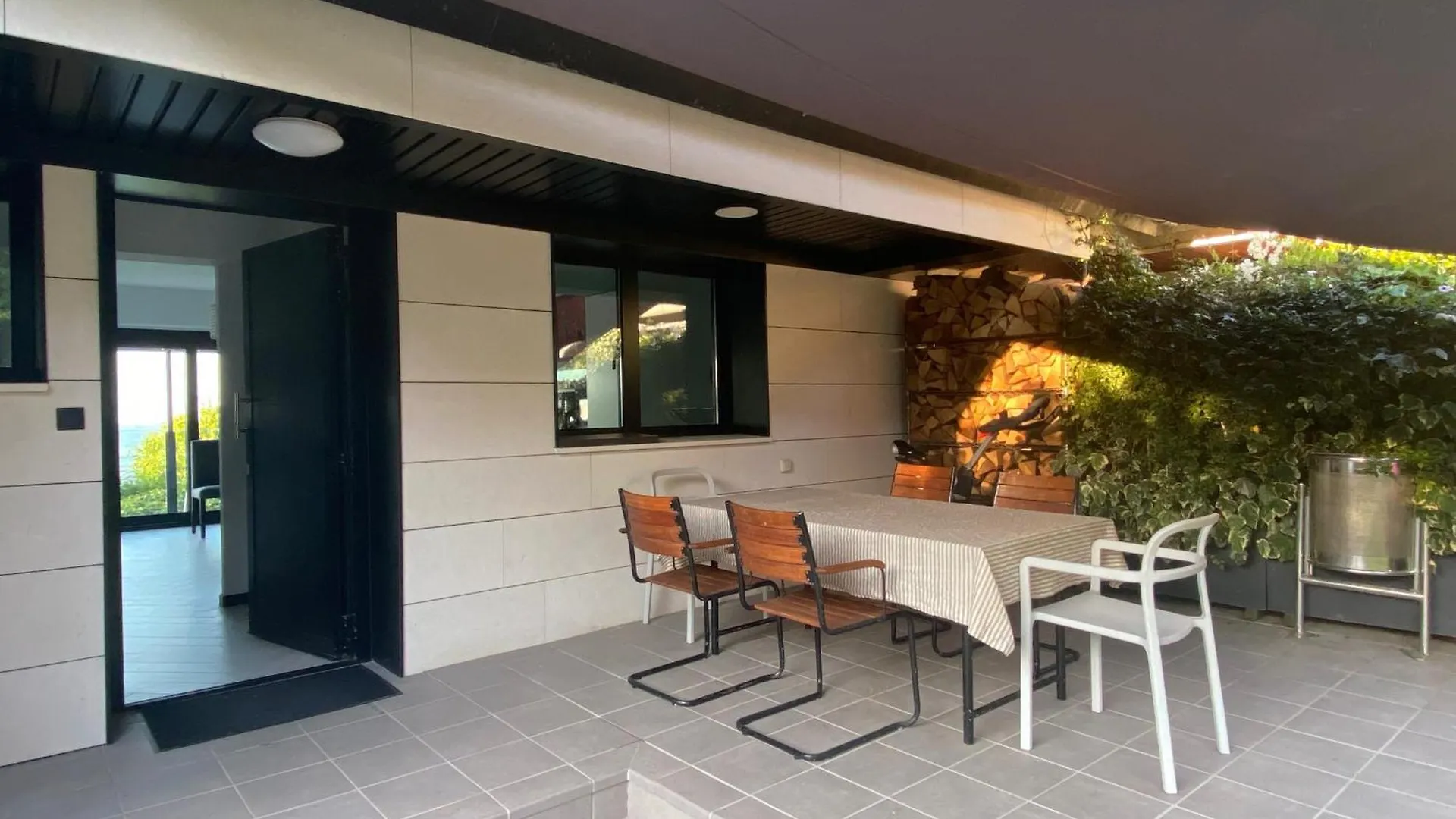 Mundaka Beachfront House 0*,